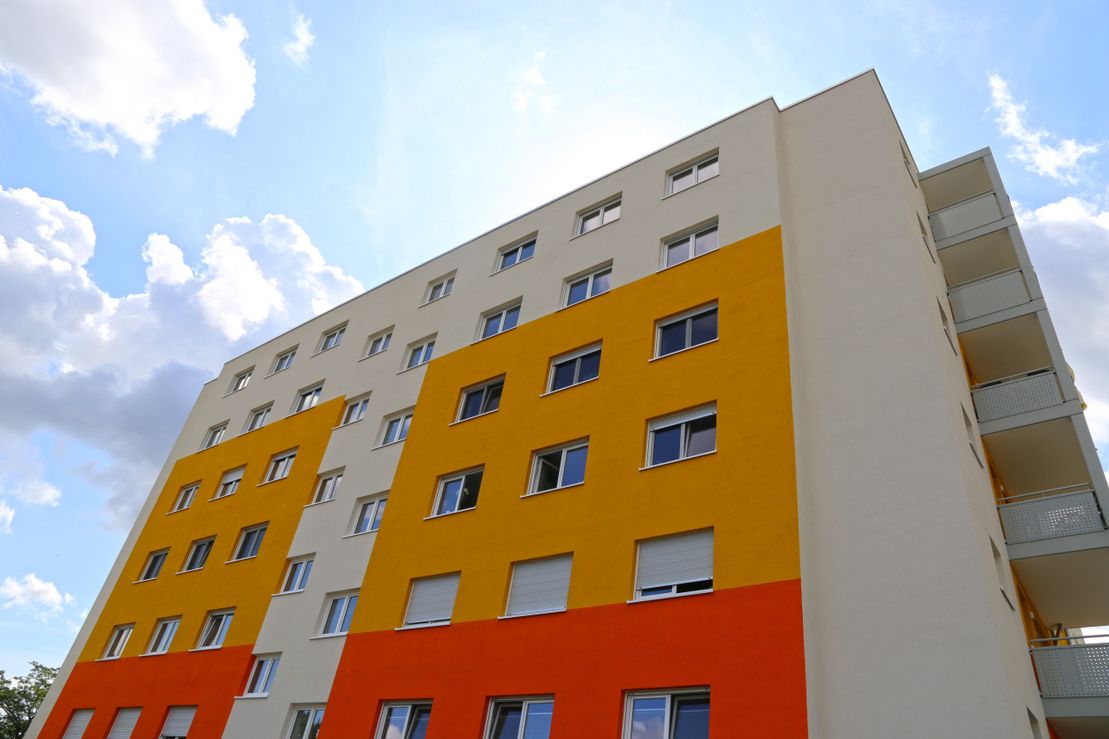 fachada pintada de dos colores